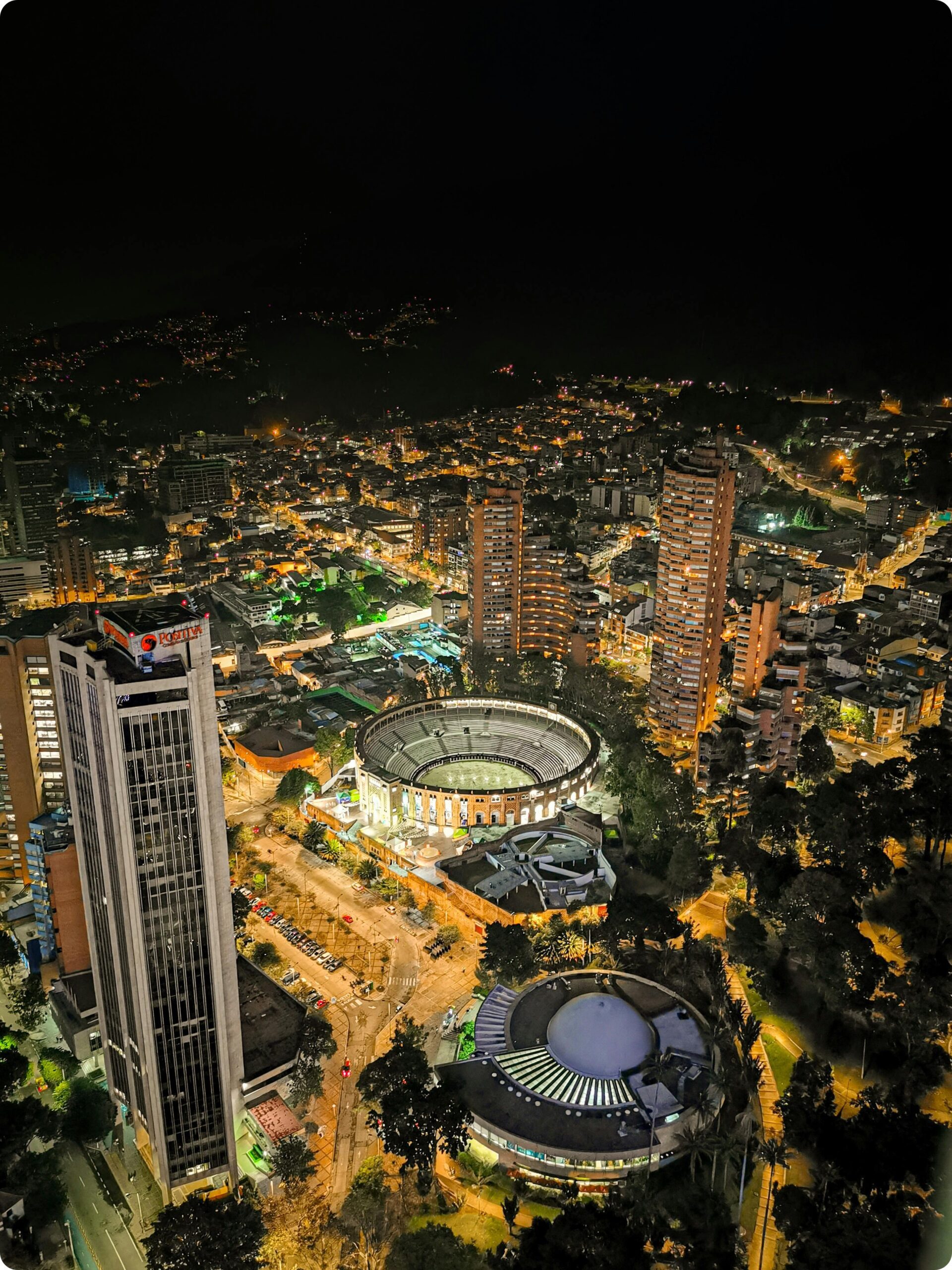 Vista nocturna de Bogotá, mostrando la plaza de toros y el planetario.