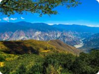 Vista panorámica del Cañón del Chicamocha, mostrando sus imponentes formaciones rocosas y el río que serpentea a lo largo del cañón.