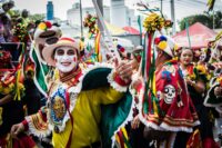 Detalles de los disfraces del Carnaval de Barranquilla, mostrando los elaborados vestidos y adornos tradicionales usados durante la festividad.