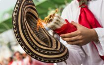 HombreHombre en danza tradicional colombiana, vistiendo un sombrero vueltiao y traje típico.