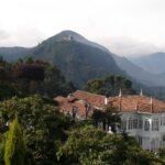 Montañas majestuosas de la región andina bajo un cielo azul