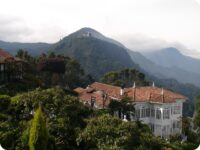 Montañas majestuosas de la región andina bajo un cielo azul