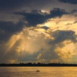 Río Amazonas al atardecer: Un espectáculo natural donde el cielo se tiñe de tonos dorados.