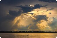 Río Amazonas al atardecer: Un espectáculo natural donde el cielo se tiñe de tonos dorados.